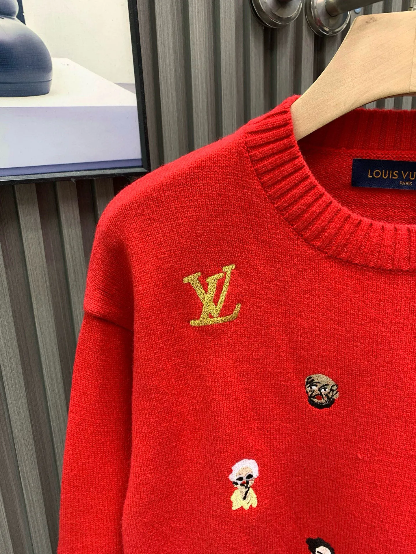 🅿️400 🀄️ Louis Vuitton 26* Autumn and Winter New Year's new products, same style for men and women. Classic logo jacquard logo, fashionable and versatile knitted sweater. Logo is embroidered with gold thread. The surrounding classic weird people's heads and faces are embroidered with complex craftsmanship. Ready-made clothes are crisp and draped with a sense of weight. Not only can they add a sense of fashion to daily wear, they feel soft, delicate, comfortable, breathable and not easily deformed. They are fashionable and individual and have a warm effect at the same time. The appearance is really nothing to say. Get it now